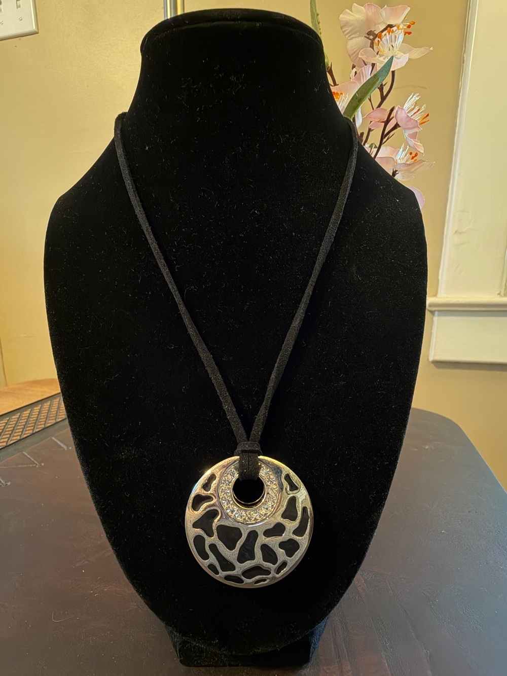 🐼 Lia Sophia Silver-Tone Round Cutout Pendant Necklace in Black #0202